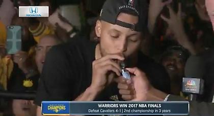 Περίμενε έναν χρόνο για να καπνίσει το πούρο της νίκης ο Κάρι! (video)