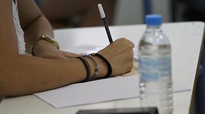 Πανελλαδικές: Με Λατινικά, Χημεία και Αρχές Οικονομικής Θεωρίας συνεχίζουν οι υποψήφιοι