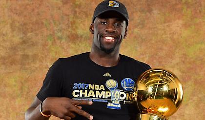 Ο Ντρέιμοντ Γκριν πήγε για προπόνηση με την κούπα των Γουόριορς (video)