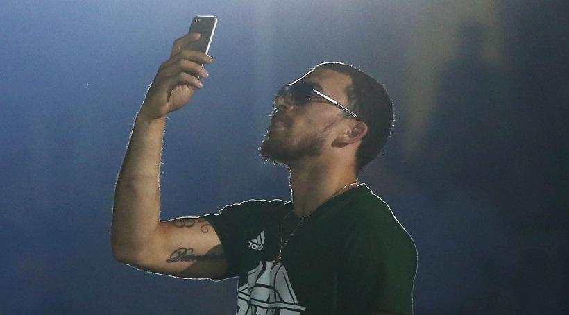 Ο Τζέιμς με αργιλέ στη Μύκονο (video)