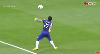 Τερματοφύλακας κάνει βολέ με… γροθιά. Και το κάνει πολύ καλά! (video)