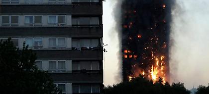 Φλεγόμενος πύργος: Απεγνωσμένες μητέρες πετούσαν μωρά και παιδιά από τα παράθυρα για να τα σώσουν