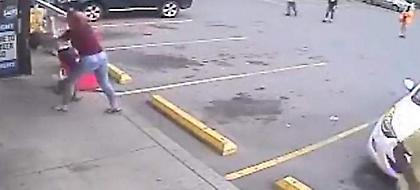 Ζήλια άνευ ορίου -Νεαρή πλακώνει στο ξύλο 12χρονη επειδή μιλάει με τον φίλο της (video)