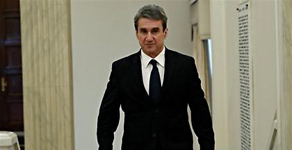 Νέα ερωτήματα Λοβέρδου για τα «ύποπτα» τσιγάρα του ακινητοποιημένου πλοίου