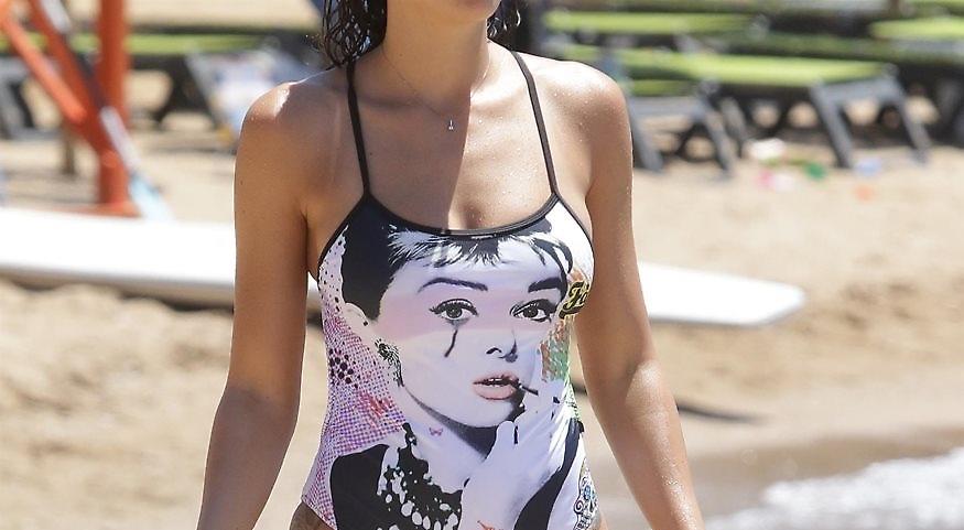 Με αποκαλυπτικό μαγιό στην παραλία η πρώην παίκτρια του Survivor