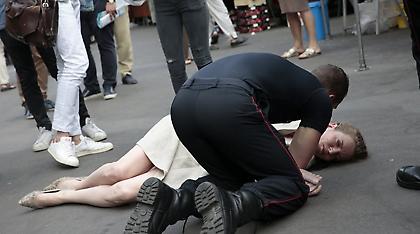 Φωτογραφία: Γαλλίδα πολιτικός αναίσθητη στο έδαφος μετά από επίθεση άγνωστου άνδρα