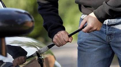 Ηλεία: Ανήλικοι άνοιγαν αυτοκίνητα λουόμενων