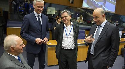 Στον «αέρα» το QE, στην αναμονή το χρέος, πιο κοντά οι αγορές