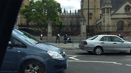 Λονδίνο: Συναγερμός έξω από το Κοινοβούλιο - Συνελήφθη άντρας με μαχαίρι