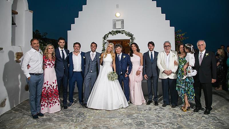 Νομικού-Θεοδωρίδης: Η οικογενειακή φωτογραφία και όλες οι λεπτομέρειες για τον γάμο στη Μύκονο