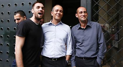 Η στιγμή που Μάντζαρης και Αγγελόπουλοι έδωσαν ξανά τα χέρια (pics)