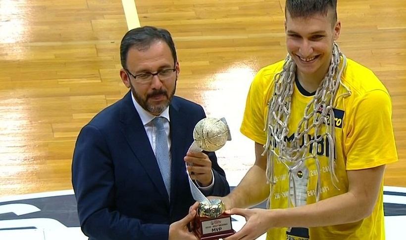 Ο Βέσελι «χάλασε» τη βράβευση του Μπογκντάνοβιτς (video)