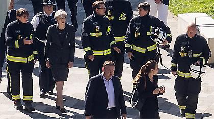 Η φωτιά στον Πύργο Γκρένφελ «καίει» την Τερέζα Μέι: Σφοδρές αντιδράσεις για την στάση της
