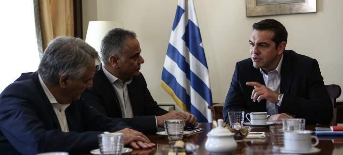 ΥΠΕΣ: Ερχεται «συνολική λύση» για συμβασιούχους σε Δημόσιο και ΟΤΑ