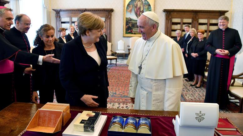 Παιδικό ενθουσιασμό προκάλεσε το δώρο της Μέρκελ στον Πάπα