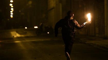 Μολότοφ και πέτρες εναντίον διμοιρίας των ΜΑΤ έξω από το Πολυτεχνείο