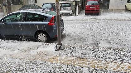 Βίντεο: Άσπρισαν οι δρόμοι της Ξάνθης από το ισχυρό χαλάζι!
