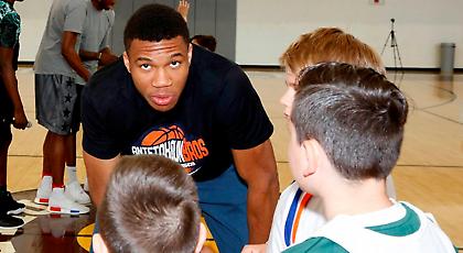 Ευχήθηκαν στους μπαμπάδες... μέσω Αντετοκούνμπο οι Μπακς