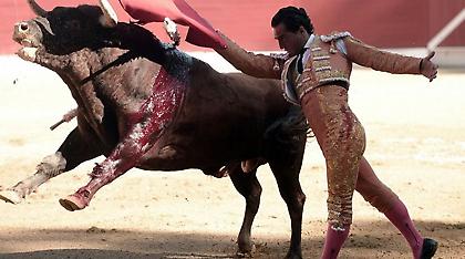 Η τελευταία παράσταση του ταυρομάχου Ιβάν Φαντίνο: Μια άτυχη στιγμή του στοίχισε τη ζωή