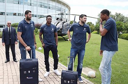 Με ελικόπτερο στην παρουσίαση της φανέλας της Εθνικής, Antetokounbros, Μπουρούσης και Παπανικολάου