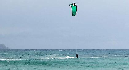 Νάξος: Έκανε kite surf και ο αέρας την πέταξε σε τοίχο ξενοδοχείου -Νοσηλεύεται σε σοβαρή κατάσταση
