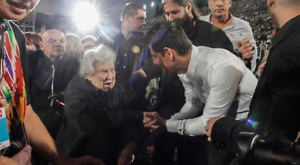 Αποθέωσαν τον Θεοδωράκη στο Καλλιμάρμαρο-Σηκώθηκε να χαιρετίσει το κοινό