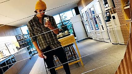 Ο Μπρούκλιν Μπέκαμ εκδίδει την πρώτη του φωτογραφική συλλογή και βρίσκει τον μπελά του (pics)