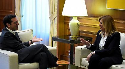 Τσίπρας: Εσείς μας βάλατε στα μνημόνια - Γεννηματά: Εσύ υπέγραψες δύο αχρείαστα μνημόνια