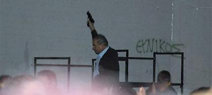 Δείτε τον αντιδήμαρχο Φυλής να ρίχνει μπαλωθιές σε κρητικό γλέντι -«Ηταν η κακιά στιγμή, συγγνώμη»