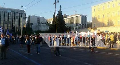 Σε εξέλιξη η συγκέντρωση των «Παραιτηθείτε» στο Σύνταγμα (video/pics)