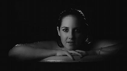 H Θεοδώρα Γλύξμπουργκ ποζάρει γυμνή για τον καρκίνο του μαστού