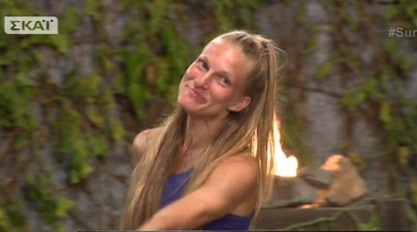 Survivor: H γλυκιά αποχώρηση της Σάρας, που την «άδειασαν» οι Μαχητές
