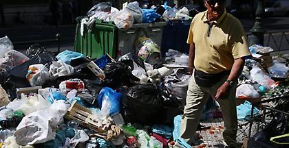 Λόφους σχηματίζουν τα σκουπίδια σε πολλές περιοχές της Αθήνας