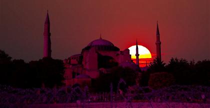 Μουσουλμανική προσευχή και ανάγνωση του Κορανίου μέσα στην Αγία Σοφία