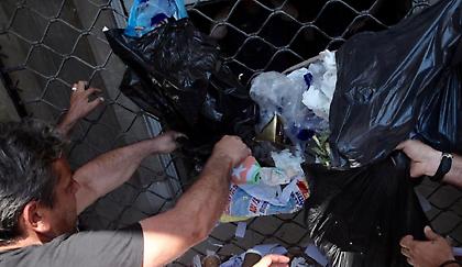 Ενταση στην πορεία των συμβασιούχων στην καθαριότητα στο κέντρο της Αθήνας