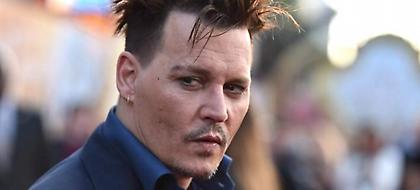 Ο Τζόνι Ντεπ φαλήρισε -Τα ξεπουλάει όλα (εκτός από το ιδιωτικό του τζετ)