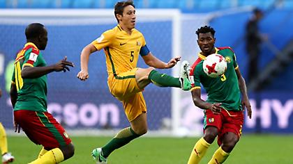 Αποχαιρετούν χέρι-χέρι Καμερούν και Αυστραλία