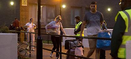 Λονδίνο: Εκκένωσαν τη νύχτα 5 πολυκατοικίες λόγω κινδύνου πυρκαγιάς -Εξαλλοι οι ένοικοι (pics-vid)