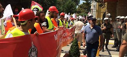 Θεσσαλονίκη: Μέλη του ΠΑΜΕ πέταξαν μπογιές στο Νατοϊκό Στρατηγείο (pics/video)