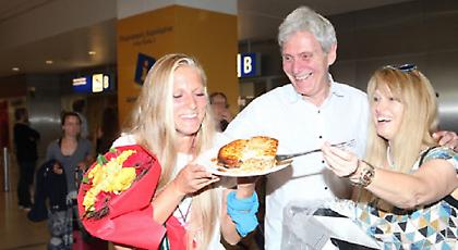 Στην Αθήνα η Σάρα Εσκενάζυ -Με παστίτσιο την υποδέχτηκε ο μπαμπάς της (pics)