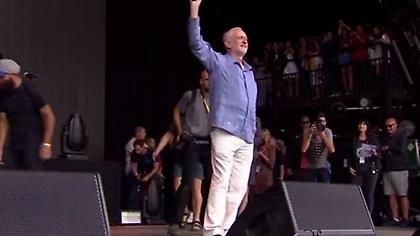 Υποδοχή ροκ σταρ στον Κόρμπιν στο φεστιβάλ του Γκλαστονμπέρι