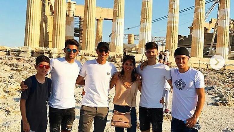 Οικογενειακή «διαφήμιση» της Ελλάδας από τον θρυλικό Ζινεντίν Ζιντάν (pic)