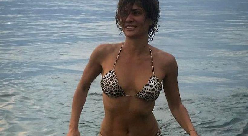 Η Δήμητρα Ματσούκα με κόκκινο μπικίνι και… παρεό του Ολυμπιακού! (video)