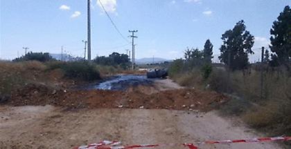 Λίμνη επικίνδυνης όξινης πίσσας σε παράδρομο της Αττικής Οδού