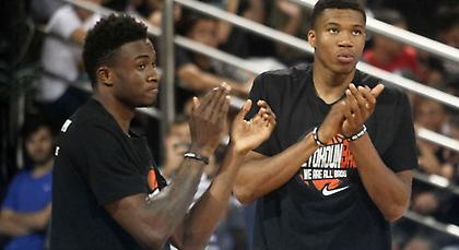 Antetokounbros: Αποθέωση για τους Γιάννη, Θανάση και Κώστα Αντετοκούνμπο! (video)