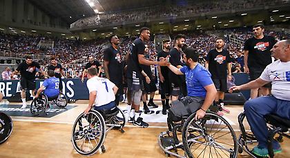 Antetokounbros: Απ’ τη… μαμά Αντετοκούνμπο το τζάμπολ στο παιχνίδι με αμαξίδιο (video)