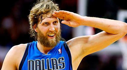 Μένει ελεύθερος και υπογράφει νέο διετές συμβόλαιο με τους Μάβερικς ο Νοβίτσκι