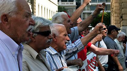 Δεν εκδίδουν συντάξεις για να μη φανούν οι περικοπές