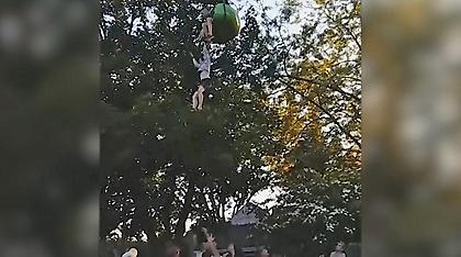 Δραματική η διάσωση 14χρονης που κρεμάστηκε στο κενό σε εναέριο «τρενάκι»