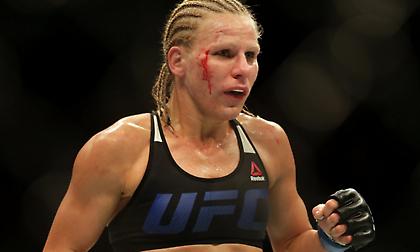 Αθλήτρια του UFC έκανε την ανάγκη της εν ώρα αγώνα (video)